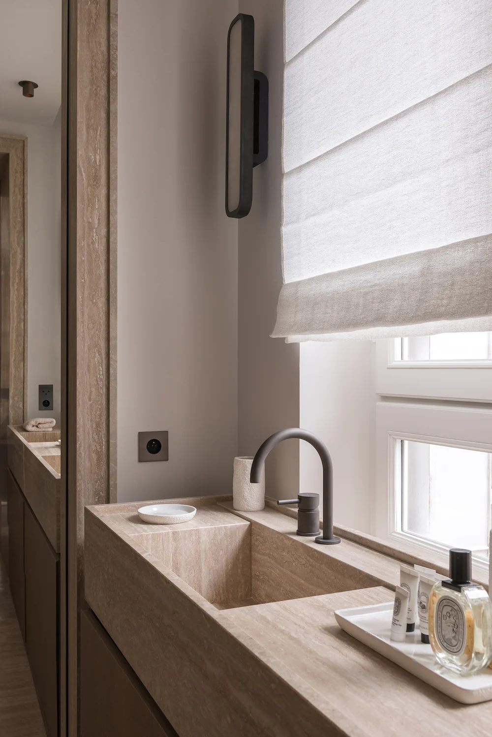 Hublot alabaster wall sconce - Image 13