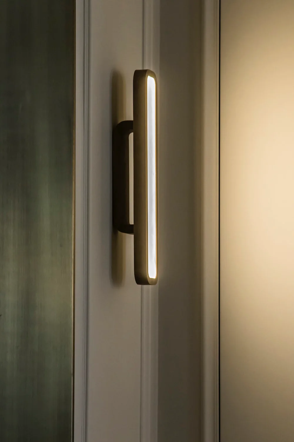 Hublot alabaster wall sconce - Image 7